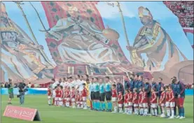  ??  ?? COPA. Los jugadores de Barça y Sevilla, antes de la final de 2016.