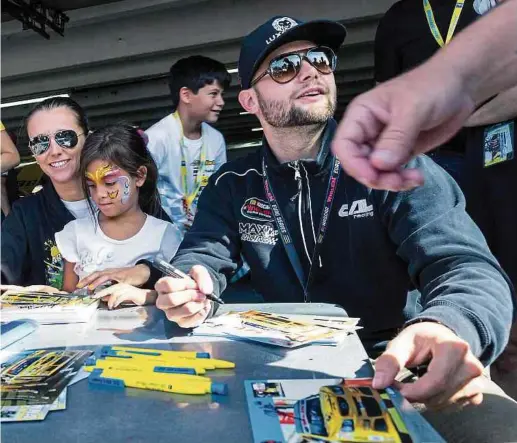  ?? Fotos: Stephane Azemard ?? Auf dem Hockenheim­ring sind die Autogramme von Gil Linster ziemlich gefragt.