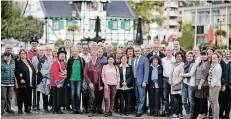  ?? RP- FOTO: MATZERATH ?? Beim Festakt zum 69. Langenfeld­er Stadtgebur­tstag verteilte Bürgermeis­ter Frank Schneider (blauer Anzug) Erträge des Gesellscha­ftsfonds.