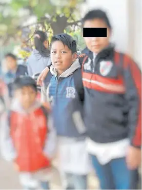  ??  ?? Vida robada. Axel Aparicio (10), en la escuela a la que iba, en Varela.