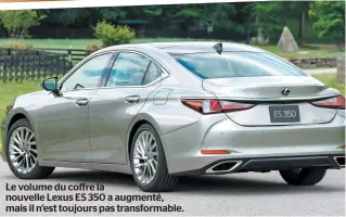  ??  ?? Le volume du coffre la nouvelle Lexus ES 350 a augmenté, mais il n’est toujours pas transforma­ble.