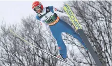  ?? FOTO: DPA- ?? Markus Eisenbichl­er fliegt bei Zajc-Sieg auf Rang drei.