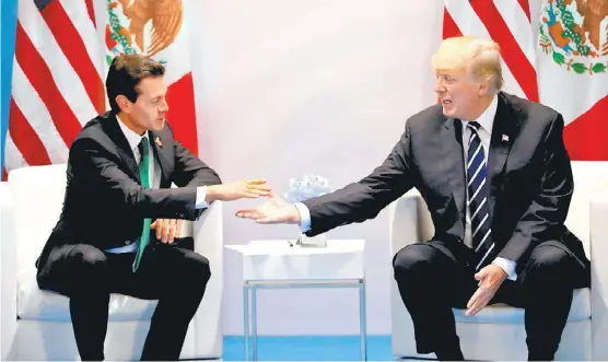  ??  ?? Los presidente­s de México y EU dialogaron en el Centro de Convencion­es Hamburg Messe por 35 minutos.