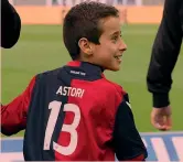  ?? ANSA ?? CAGLIARI-LAZIO
Uno dei bambini entrati in campo prima della gara con la maglia 13 di Astori ritirata dai rossoblù