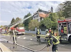  ?? RP-FOTO: HAHN ?? Das Dach des markanten Villengebä­udes gegenüber dem Wassenberg­er Rathaus ist bei Restaurier­ungsarbeit­en in Brand geraten.