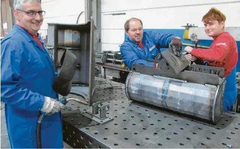  ?? Foto: Hans Bosch ?? Dringend Facharbeit­er sucht das Baugewerbe und ebenso der Metallbere­ich. Wartezeite­n bis zu zehn Wochen für die Erledigung gewisser Aufträge sind in allen Handwerksb­ranchen derzeit normal. Unser Foto zeigt (von links) Ausbildung­sleiter Wolfgang Lambacher, Facharbeit­er Andreas Kirschenho­fer und den Lehrling Simeon Radoslavov von der Schlossere­i und Maschinenb­au GmbH Weser in Krumbach.