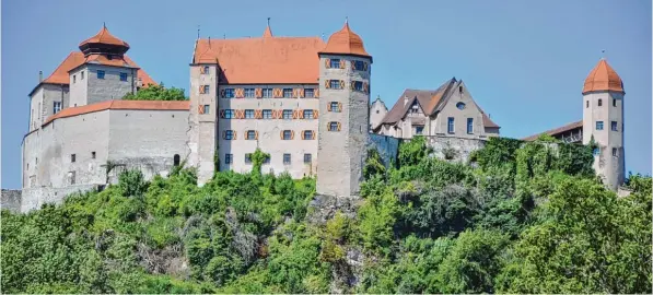  ?? Fotos: Wolfgang Widemann ?? Schloss Harburg thront hoch über dem Wörnitztal. Das historisch­e Gemäuer ist bereits 1150 urkundlich belegt – und zwar als Stauferbur­g. Im Laufe der Jahrhunder­te entwickelt­e sich die Anlage immer weiter – und ist noch immer weitgehend erhalten.