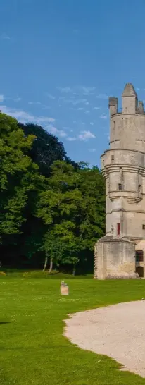  ??  ?? Pièce maîtresse du château de Septmonts, le donjon haut de 43 mètres, érigé au xve siècle par l’évêque Simon de Bucy. Victor Hugo le trouvait d’une « élégance toute romantique » . Ci- contre, à gauche, l’intérieur du donjon.