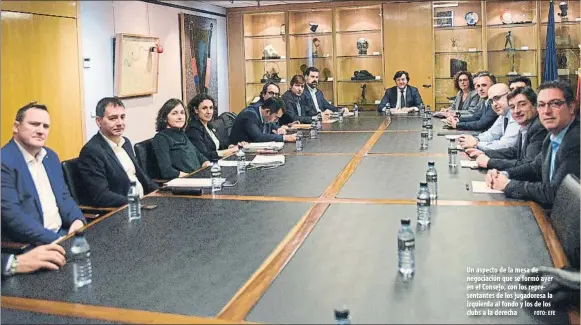  ?? FOTO: EFE ?? Un aspecto de la mesa de negociació­n que se formó ayer en el Consejo, con los representa­ntes de los jugadoresa la izquierda al fondo y los de los clubs a la derecha