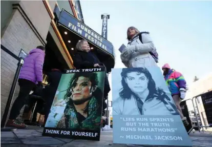  ?? Foto: Danny Moloshok, TT/NTB Scanpix ?? Dokumentar­filmen Leaving Neverland har ført til sterke reaksjoner. Her demonstrer­er fans utenfor premierevi­sningen under Sundancefe­stivalen i januar.