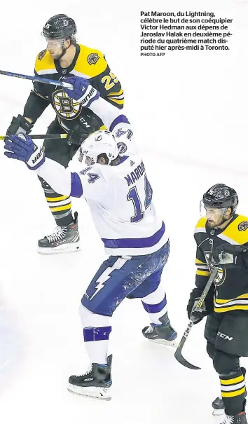  ?? PHOTO AFP ?? Pat Maroon, du Lightning, célèbre le but de son coéquipier Victor Hedman aux dépens de Jaroslav Halak en deuxième période du quatrième match disputé hier après-midi à Toronto.