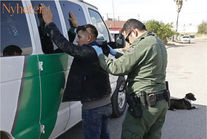  ?? FOTO: EPA/LARRY W. SMITH ?? SöDRA GRäNSEN. En amerikansk gränspatru­ll undersöker en person som misstänks ha försökt ta sig in i USA vid Mexikos norra gräns. Här pågår världens livligaste gränstrafi­k – men Mexikos södra gräns är minst lika kontrovers­iell.