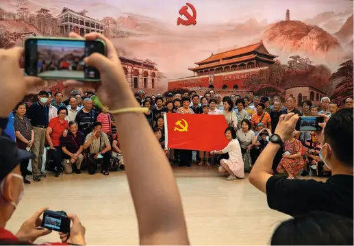  ??  ?? Le site où a démarré le premier congrès national du Parti communiste chinois, à Shanghai, est un haut lieu d’affluence.