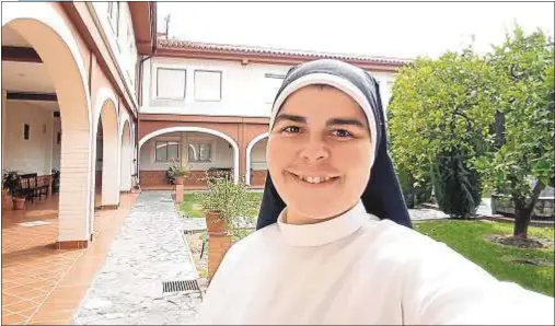  ?? Sor Rocío Goncet ?? Sor Rocío Goncet en el patio del monasterio de Santa María la Real de Bormujos (Sevilla)