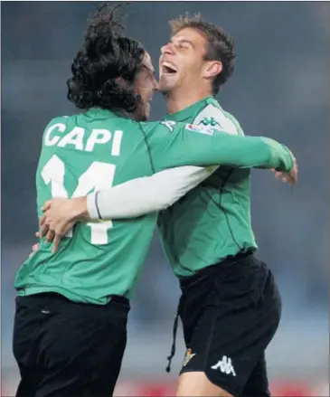  ??  ?? RECUERDO. Joaquín abraza a Capi celebrando uno de sus goles hace 13 años.