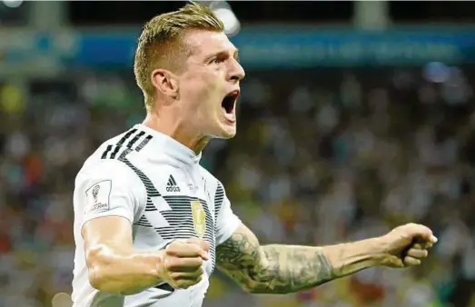  ?? Foto: Reuters, Michael Dalder ?? Explosion der Emotionen: Toni Kroos nach seinem Freistoß-Treffer zum :.