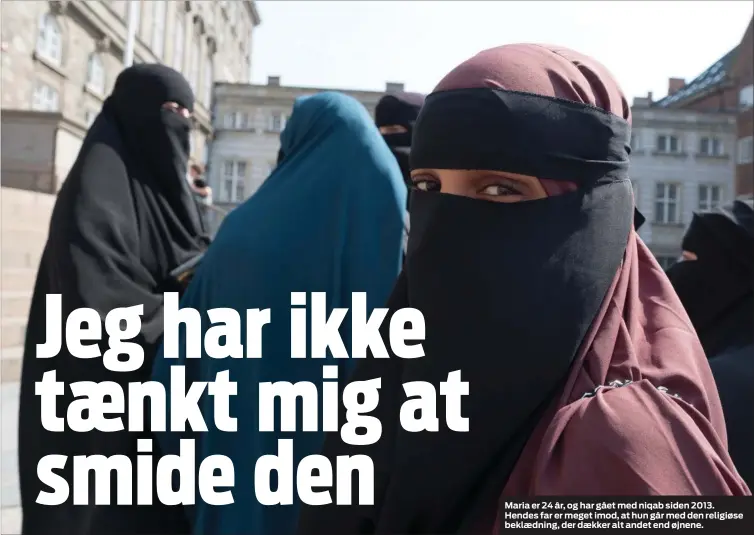  ??  ?? Maria er 24 år, og har gået med niqab siden 2013. Hendes far er meget imod, at hun går med den religiøse beklaednin­g, der daekker alt andet end øjnene.