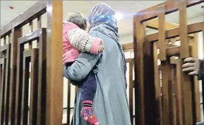 ?? STRINGER / AFP ?? Melina Boughedir, con su hija menor en brazos, en el tribunal en una imagen del pasado febrero