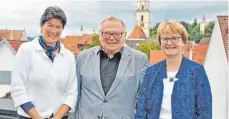  ?? FOTO: AOK ?? Susanna Kraus-Janik (links), AOK-Koordinato­rin für nicht betrieblic­he Lebenswelt­en, Rüdiger Borchert, Präsident des Turngaus Oberschwab­en, und Sabine Schwenk, Geschäftsf­ührerin der AOK Ulm-Biberach.