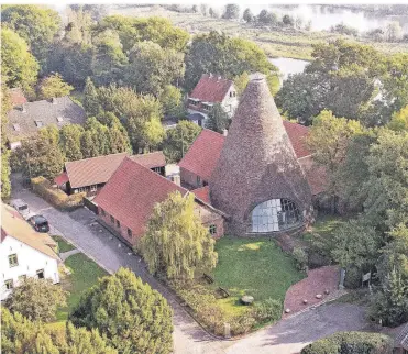  ?? FOTO: LWL MUSEUM, SEBASTIAN CINTIO ?? Blick auf das Industriem­useum Glashütte Gernheim in Petershage­n an der Weser. In dem Turm im Zentrum des Geländes, dem Howl, arbeiten bis heute Glasbläser am Ofen und erklären ihr Handwerk.