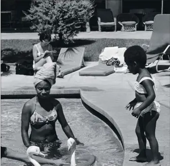 ?? Nina Simone. ?? La cantante y
pianista junto a su hija Lisa en la piscina de
un hotel de Antibes en el
año 1965