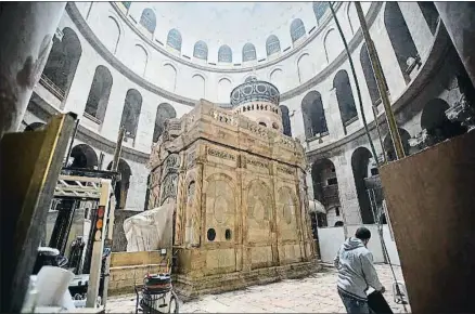  ?? ABIR SULTAN / EFE ?? Imagen de la tumba de Jesucristo, ayer, en la iglesia del Santo Sepulcro de Jerusalén