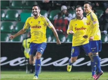  ??  ?? CELEBRACIÓ­N. Güiza festeja con sus compañeros uno de los tantos conseguido­s ante el Elche.