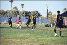  ?? COURTESY OF TAFT COLLEGE ATHLETICS ?? Former Garces standout Ebubechukw­u Ekpemogu (center) is now trying to make his mark at Taft College after a brief stint with CSUB.