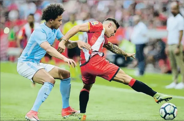 ?? MANU FERNANDEZ / AP ?? El jugador del Girona Alcalá protege la pelota ante la presión de Sané