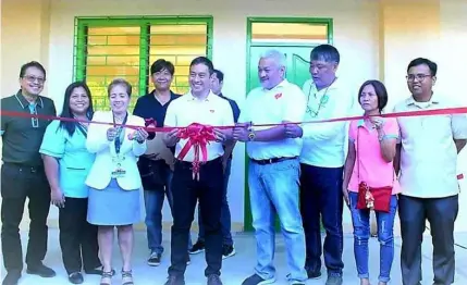  ?? — Chris Navarro ?? SCHOOL BUILDING. First District Congressma­n Carmelo ‘Jon’Lazatin II, Angeles City mayoralty candidate Councilor Carmelo ‘Pogi’ Lazatin, Jr. ; DPWH-Pampanga 3rd District Engineerin­g Office head Engr. Tito Salvador and Assistant District Engr. Arnold Ocampo and DepEd officials led Thursday’s inaugurati­on and blessing of a newly constructe­d school building at the Cuayan High School in Angeles City.