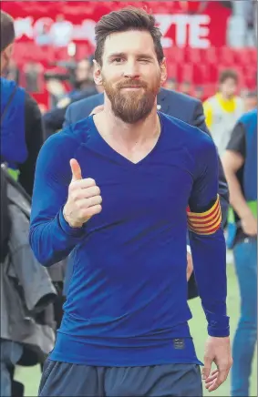  ?? FOTO: PEP MORATA ?? Guiño de Messi sobre el mismo césped del Pizjuán tras acabar el partido