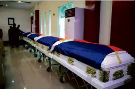  ?? —RICHEL UMEL ?? FALLEN IN MARAWI Flag-draped coffins of soldiers killed in Marawi City