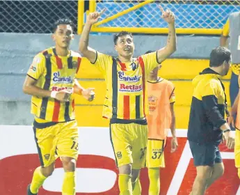  ??  ?? ALEGRÍA. Domingo Zalazar celebró anoche sus primeros dos goles del torneo Clausura.