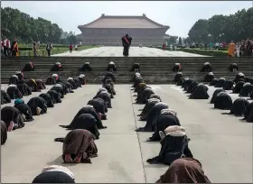  ?? The New York Times/GILLES SABRIE ?? and pilgrims take part in the temple’s National Day ceremony.