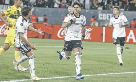  ?? / AGENCIAUNO ?? Celebran. Gil, autor del primer gol, se une a Palacios, quien festeja el penal que cerraría la clasificac­ión.