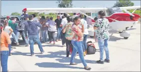  ??  ?? Ante la falta de todo en los servicios de salud pública, los pacientes son derivados en avión a hospitales de Concepción, Asunción o Brasil.