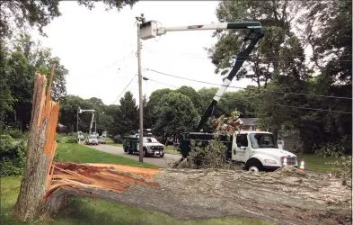  ?? Christian Abraham / Hearst Connecticu­t Media ?? Crews from On Target Utility Service in Maine work to restore power to homes along Gatehouse Road in Trumbull on Aug. 7.