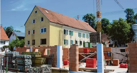  ?? Foto: Dieter Jehle ?? Der Bau des neuen Dorfzentru­ms in Wattenweil­er schreitet voran. Im Vordergrun­d entsteht der Neubau des Dorfgemein­schaftshau­ses, das Dach des ehemaligen Gasthauses Stern (hinten) muss komplett erneuert werden.