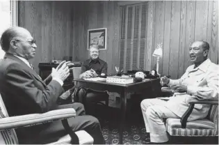  ?? ?? Begin e Sadat, em Camp David, conversam sob o olhar do presidente dos Estados Unidos, Jimmy Carter (1979)