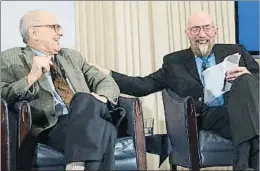  ?? SHAWN THEW / EFE ?? Los físicos Kip Thorne y Rainer Weiss fotografia­dos en el 2016