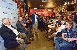  ?? HYOSUB SHIN / AJC ?? The AJC’s Leroy Chapman moderates as Speaker of the House David Ralston (left) and the AJC’s Jim Galloway speak at the AJC Politicall­y Georgia’s “Politics and Pints” in January.