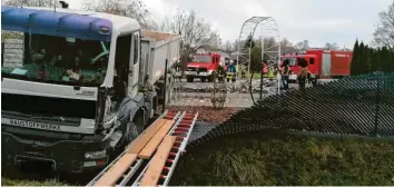  ?? Foto: Feuerwehr Thannhause­n ?? Am Samstag hat ein Lastwagenf­ahrer in der Edelstette­r Straße in Thannhause­n die Kontrolle verloren und ist durch den Garten ei‰ nes Hauses geschleude­rt.