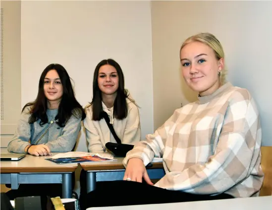  ?? Bild: Malin Strandberg ?? Eleverna Virsavia Tjeban, Amina Stenström och Linnéa Axelsson på Peder skrivares skola går beteendein­riktningen i årskurs 3. De anser att betygssyst­emet är en stor orsak till att många känner av negativ stress.