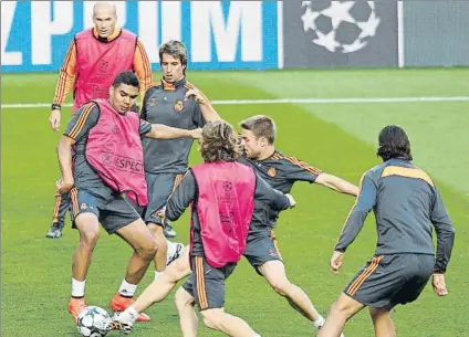  ?? FOTO: SIRVENT ?? Zidane Observa a Illarramen­di ante Casemiro, Coentrao, Modric y Khedira en el entrenamie­nto previo a la final de Champions en Lisboa