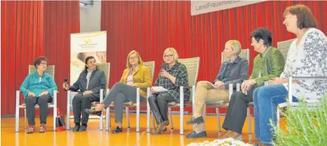  ?? FOTO: WALTRAUD WOLF ?? Politisch motivierte Frauen stellten sich den Fragen (von links): Gerlinde Kretschman­n, Toni Teufel, Rita Hafner-Degen, Moderatori­n Claudia Reisch, Stefanie Bürkle, Elisabeth Jeggle und Monika Koros-Steigmülle­r.