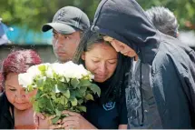  ??  ?? Sonia Mena llora en el sepelio de su padre y hermano, quienes murieron cuando el auto en el que viajaban rumbo al trabajo cayó en un socavón.