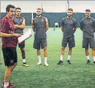  ??  ?? Unai Emery dirigió su primer entrenamie­nto con el Arsenal