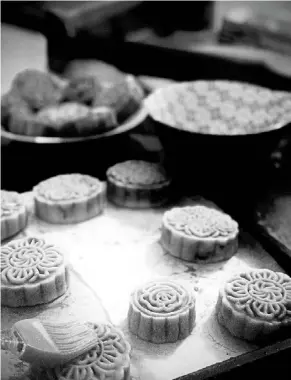  ?? SELVA GURUNATHAN ?? Homemade mooncakes by the writer on his first attempt. — Leonard