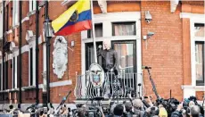  ??  ?? Julian Assange, fundador de WikiLeaks, habló ayer desde el balcón de la embajada donde se refugia, tras saber que Suecia cerró el caso en su contra.