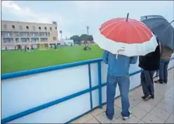  ??  ?? MUCHA LLUVIA. La sesión del Villarreal ayer pasada por agua.